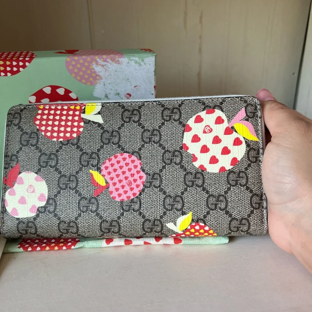 SALE ❤️GUCCI apple print round zipper long wallet 🌸🌷 - Picture 5 of 9
